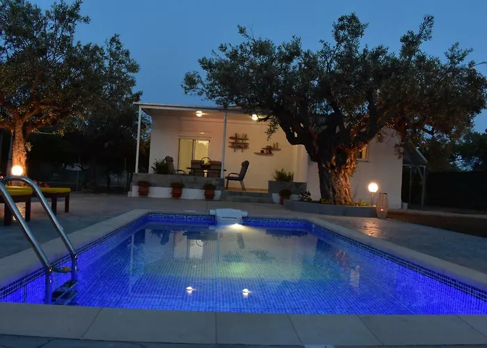 Olive Sense With Jacuzzi And Sauna 아판토우